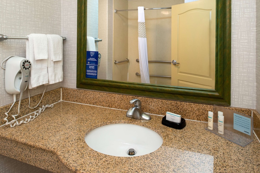 Hampton Inn Kansas City Northeast - photo 36