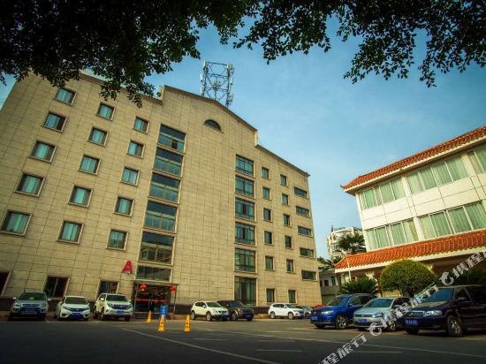 Yingfeng Hotel — hotel in Fangting