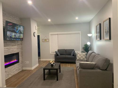 Luxurious 3 BR Villa with free parking King Bed — 4-Star Luxury Hotel in Regina, Canada