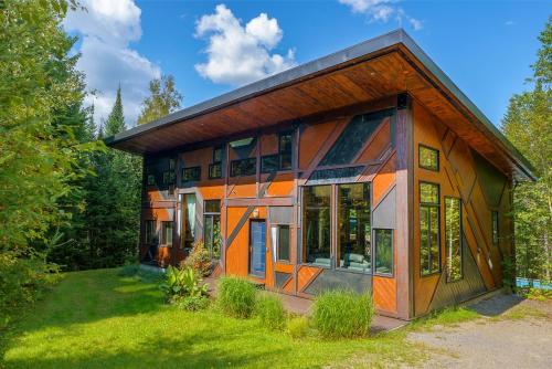 The Sculptural Nature Escape hot tub Billiards in Val-David, Canada