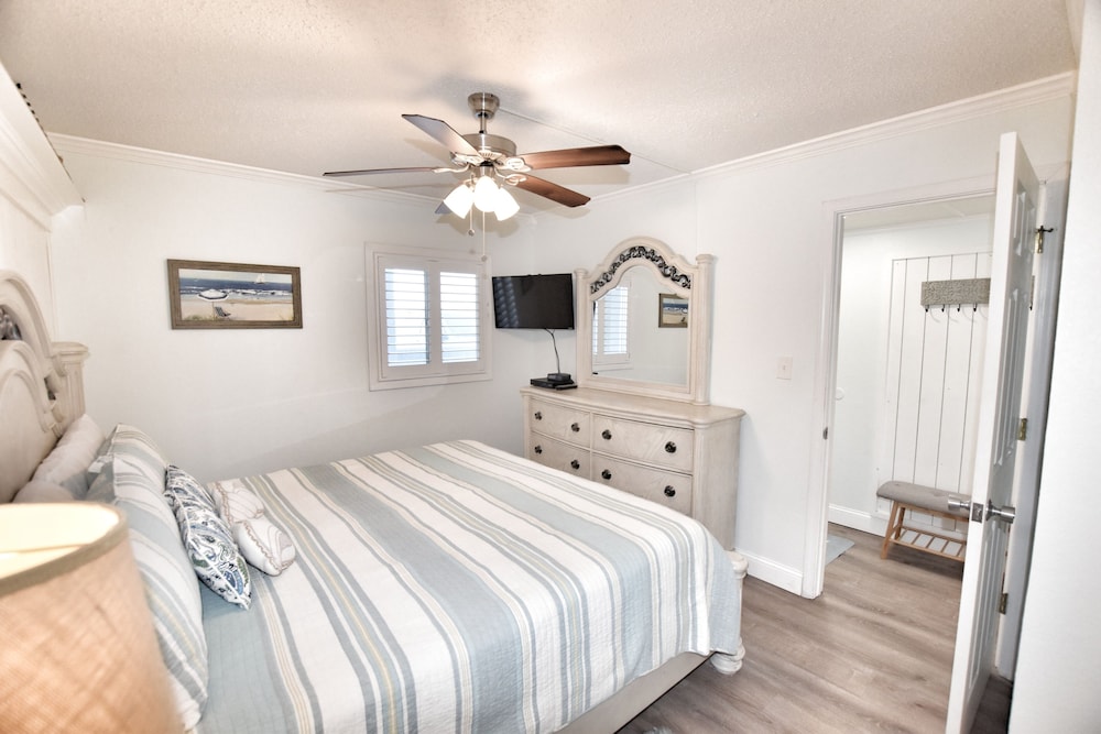 0206 Waters Edge Resort 1 Bedroom Condo by RedAwning - photo 4
