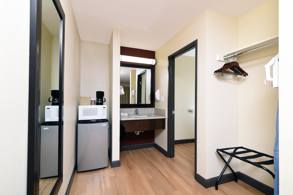 Red Roof Inn Bakersfield - photo 12
