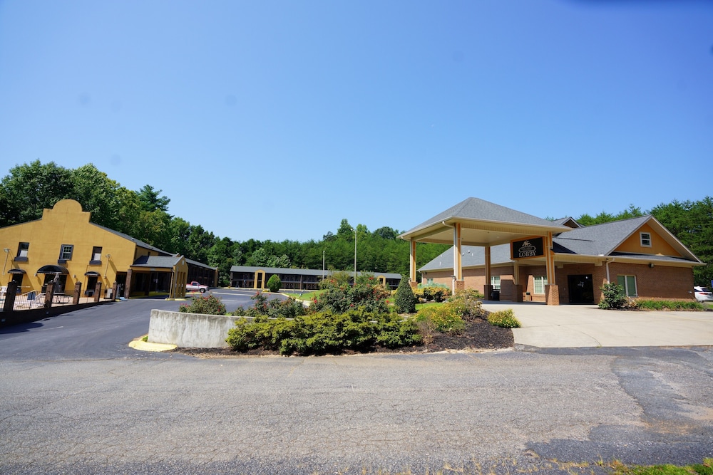Columbus Inn and Suites - photo 34