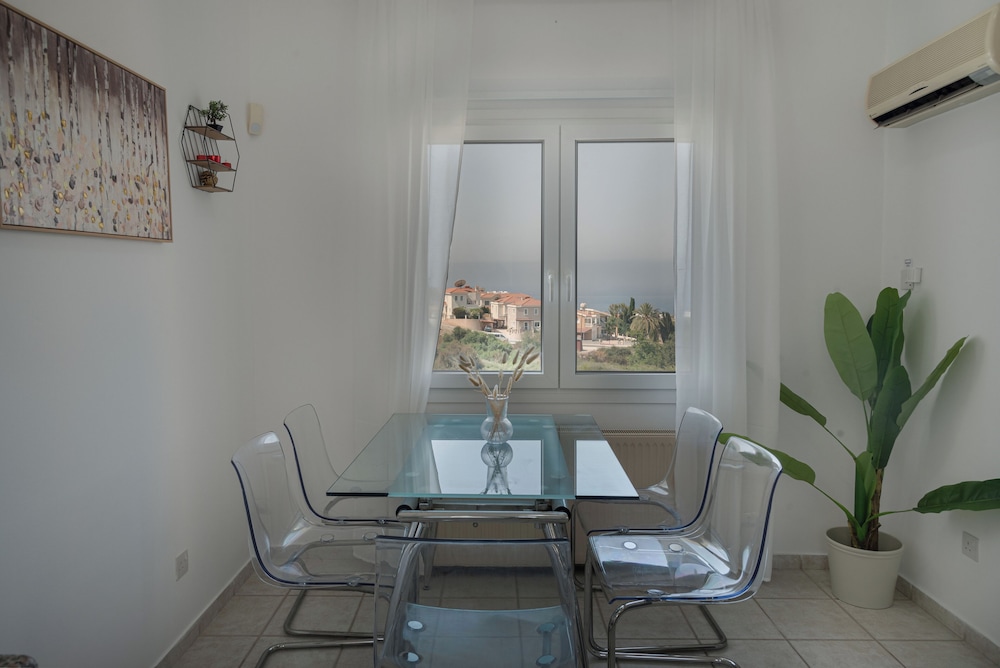 Phaedrus Living: Seaview Hilltop Maisonette