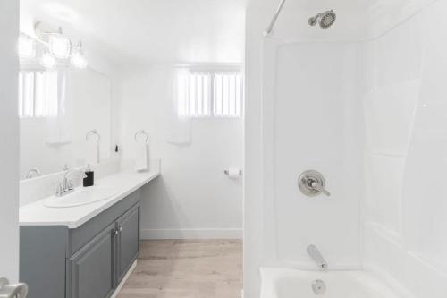 Chic 2 Bed Oasis Sleeps 6 Minutes From Strip
