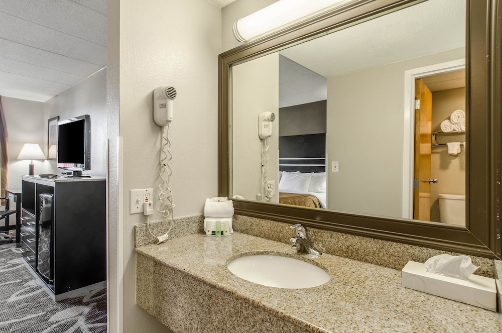 Red Roof Inn & Suites Middleborough - photo 14