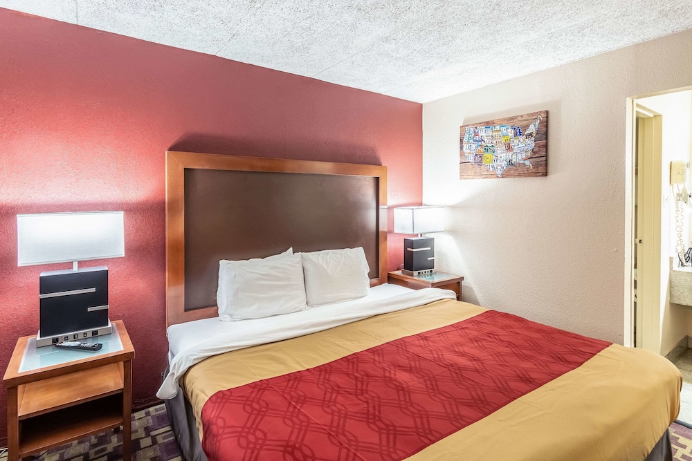 Econo Lodge - photo 8