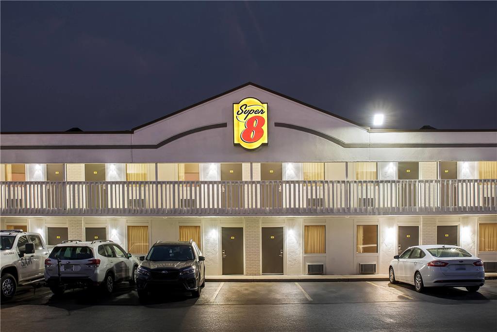 Super 8 by Wyndham Brownsburg - photo 2