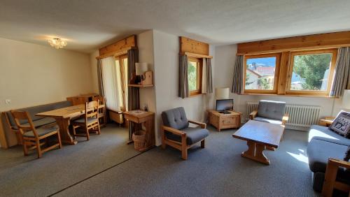 Chesa Bellaval Haus la Vuolp 2 1 2 Zimmerwohnung — 4-Star Luxury Hotel in Silvaplana, Switzerland