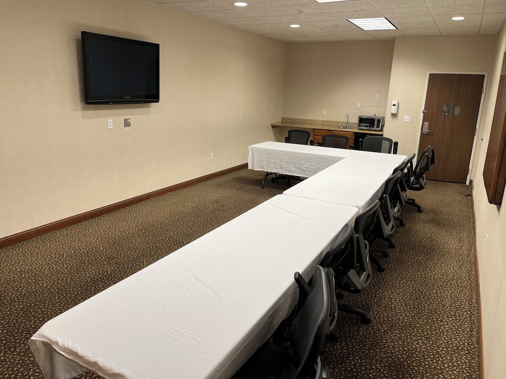 Holiday Inn Express & Suites Howell by IHG - photo 43