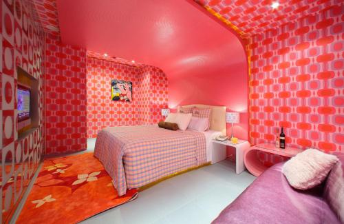 Rainbow Forest Motel — Chang Hua