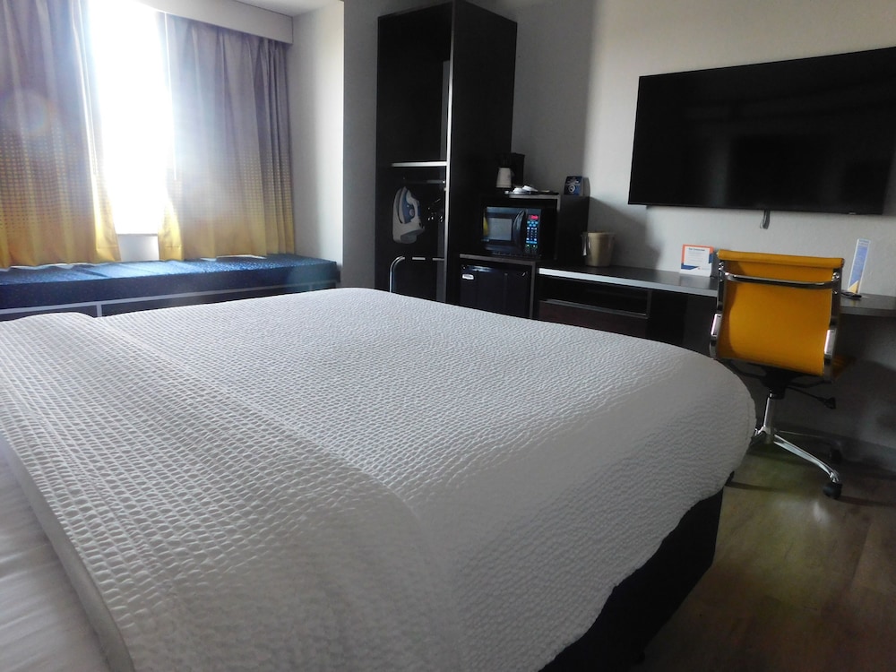 Microtel Inn & Suites by Wyndham Wheeling at Highlands - photo 11