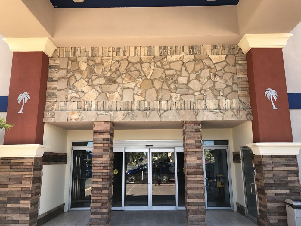 Blue Bay Inn & Suites - photo 81