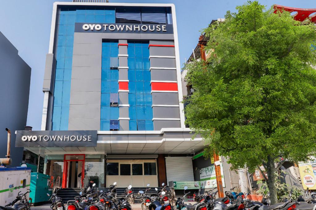 325 South Tukoganj by Oyo Rooms — 4-Star Luxury Hotel in Indore, India