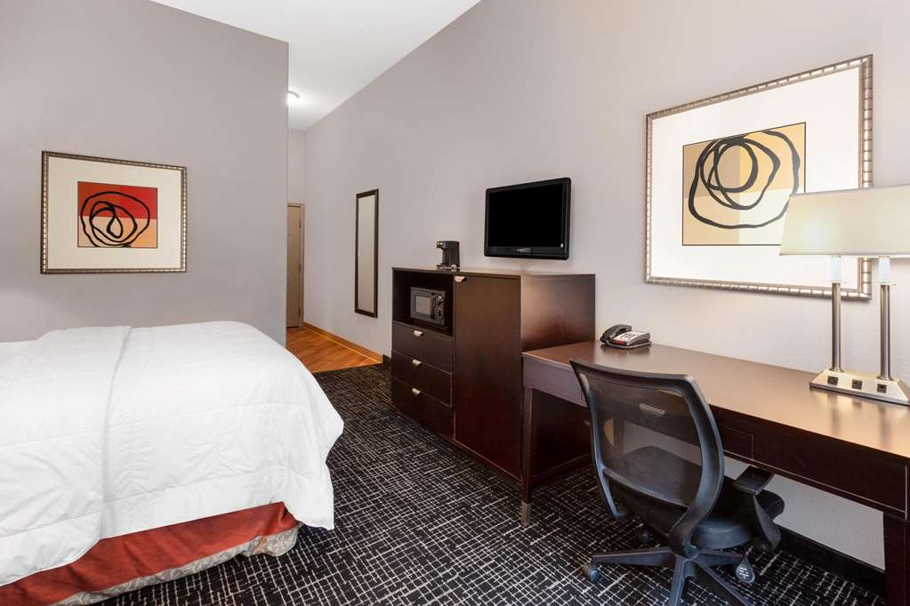 La Quinta Inn & Suites by Wyndham Lumberton - photo 28