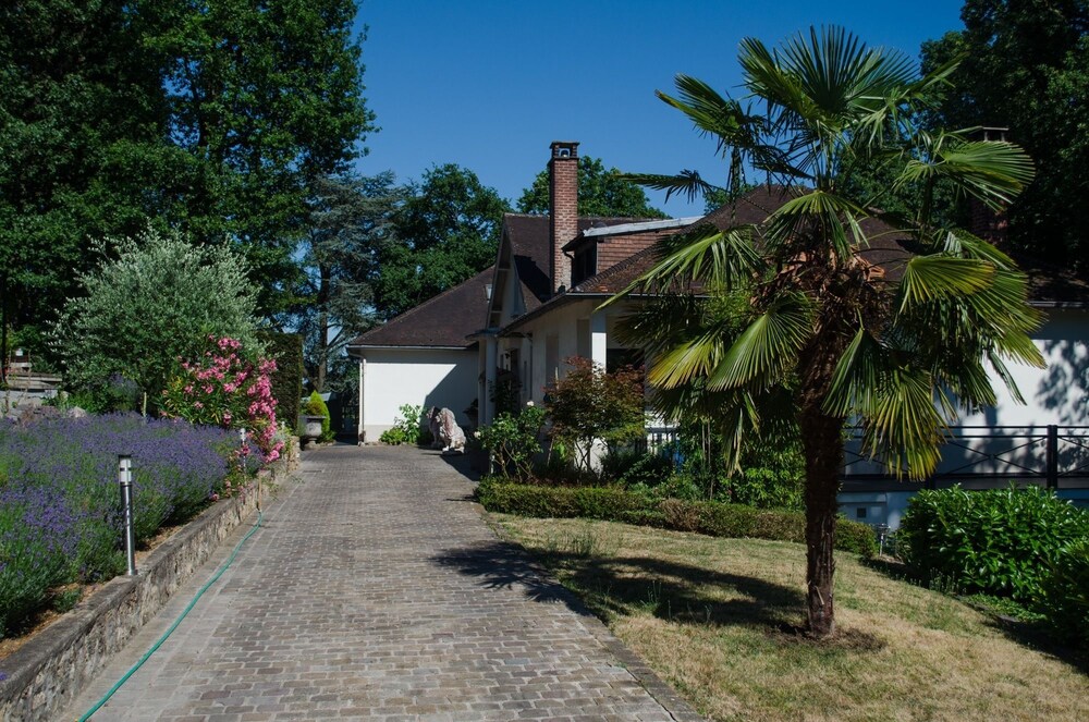 La Demeure Des Tilleuls — hotel in Chatenay-Malabry