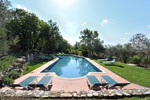 Taglialegna a Montefiorile in Gaiole In Chianti, Italy