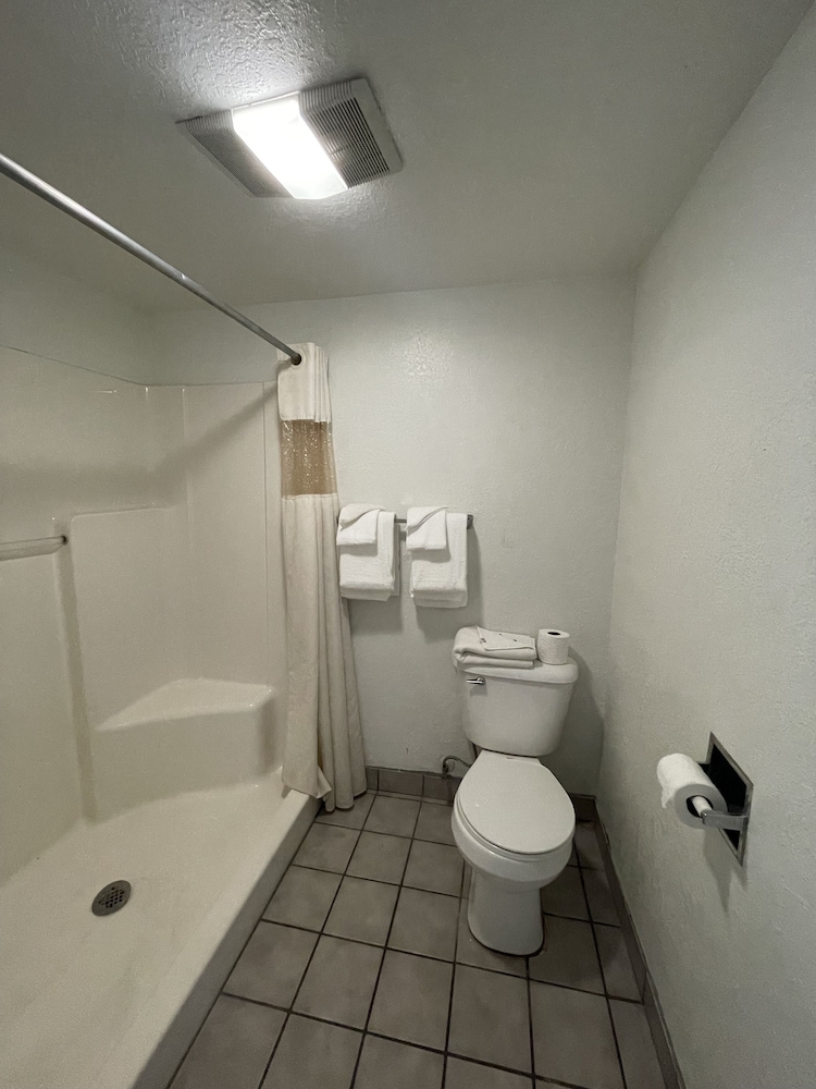 Travelodge by Wyndham Farmington Hwy 64 - photo 34