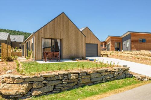 The Place To Be Wanaka Holiday Home — 4-Star Luxury Hotel in Wanaka, New Zealand