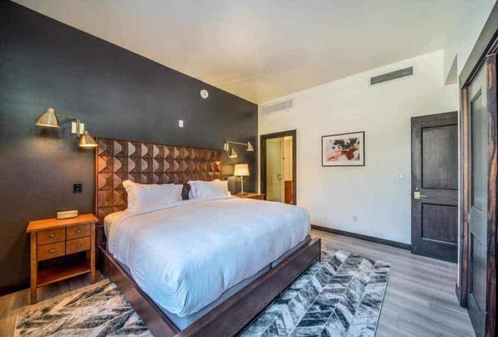 Luxury Ski in Ski out 2 Bedroom Colorado Resort Vacation Rental in the Heart of Snowmass Base Village - photo 14
