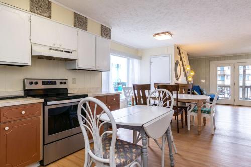 BeachyPeachyKeen by Oak Island Accommodations - photo 17