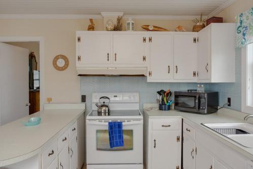 The Beach Fact Oar by Oak Island Accommodations - photo 30