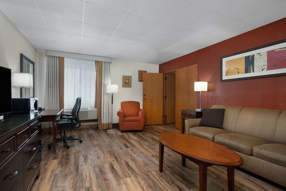 Ramada by Wyndham Albert Lea - photo 56