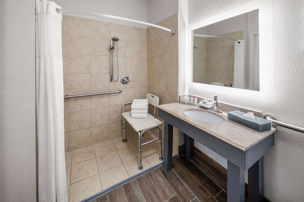 La Quinta Inn & Suites by Wyndham Angleton - photo 26