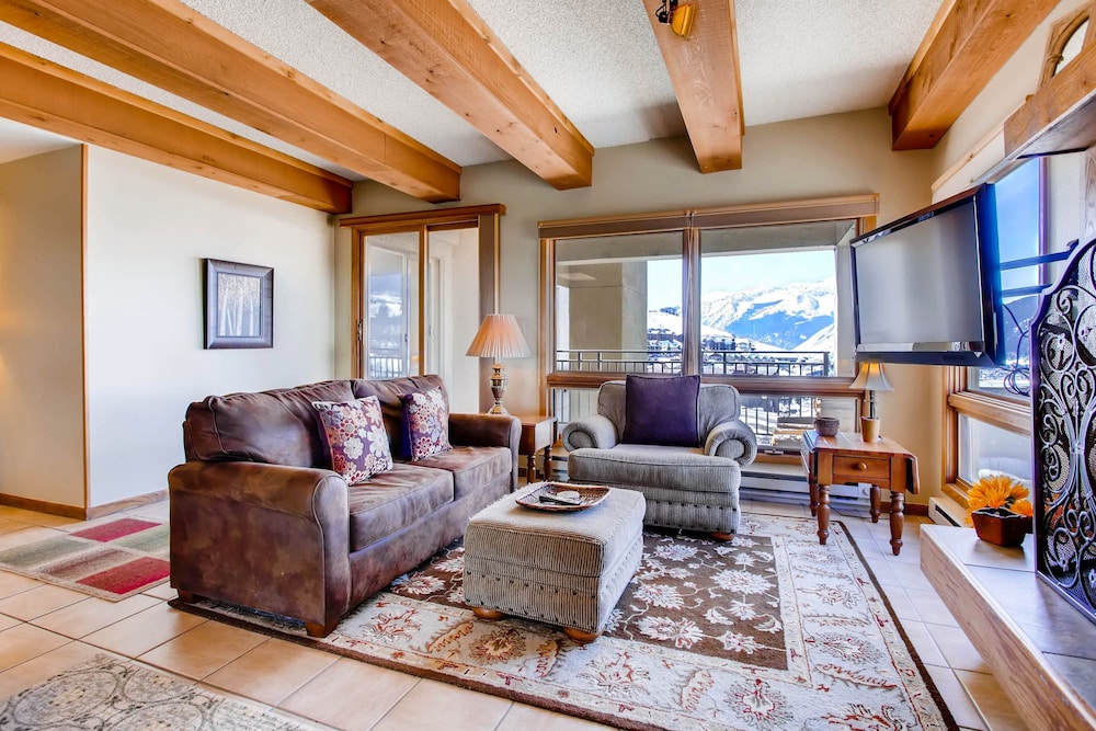 2 Br With Open Floor Plan & Updated Kitchen 2 Bedroom Condo No Cleaning Fee by RedAwning — 4-Star Luxury Hotel in Crested Butte, United States