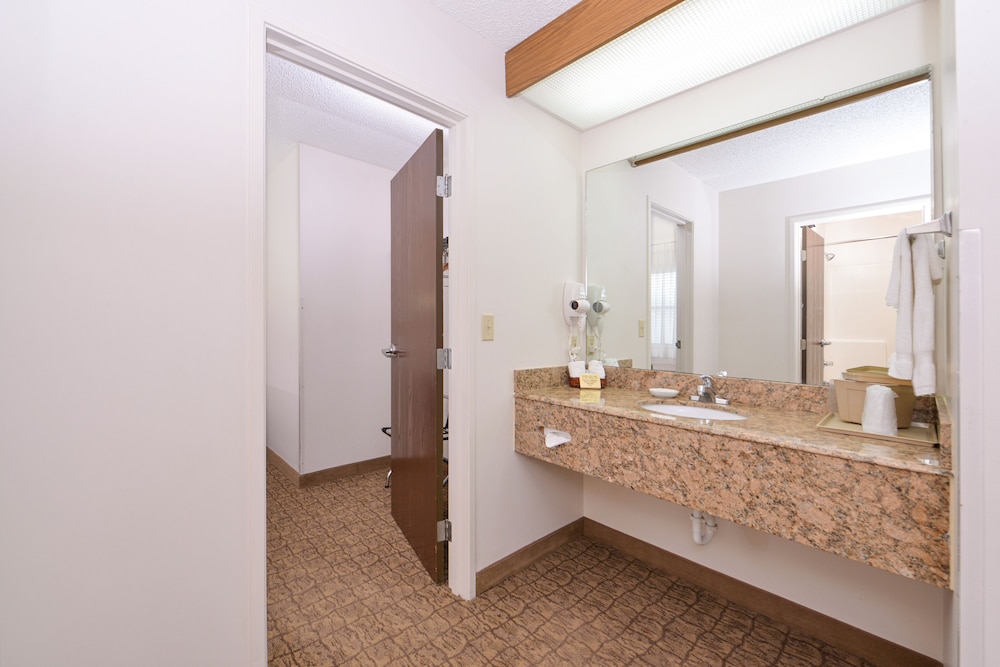 Briarwood Inn Of Geneva - photo 20
