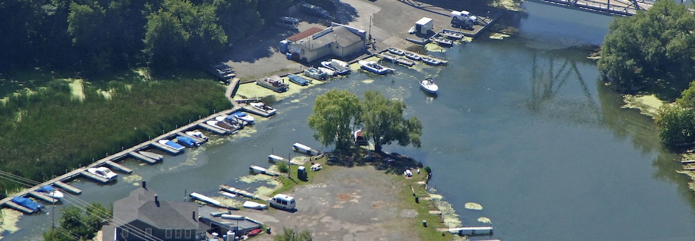 Captain's Cove - carbon neutral hotel in Lockport