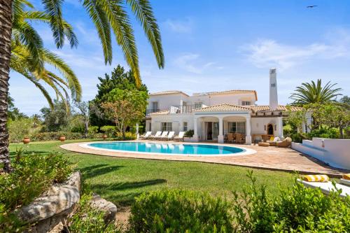 Peaceful 4BR villa on Gramacho golf resort w private pool in Lagoa, Portugal