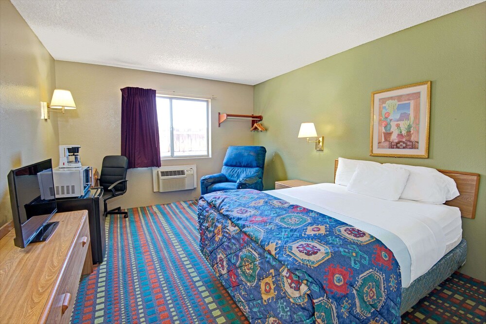 Super 8 by Wyndham Belen NM - photo 2