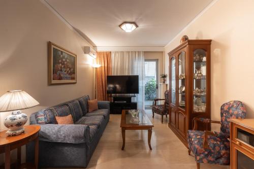 2 BR Apartment 5 minutes to Thissio Metro & Acropolis — 4-Star Luxury Hotel in Athens, Greece