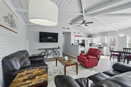 Charming 3Bed 2Bath Hidden Gem w Yard Sleeps 6 — hotel in Richardson