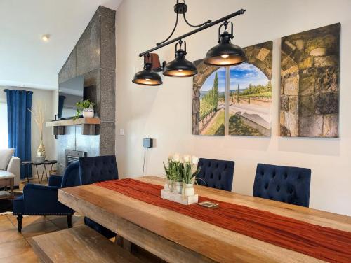 Waterfront Oasis with Pool Hot Tub & Pet Friendly in Kelowna, Canada