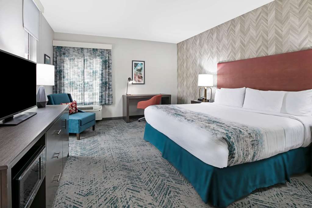 La Quinta Inn & Suites by Wyndham DFW West Glade Parks - photo 19
