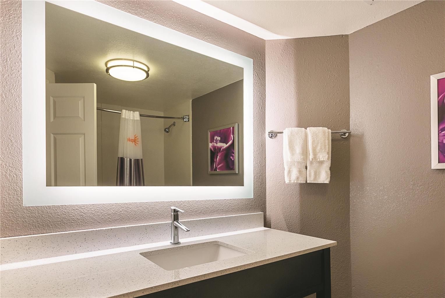 La Quinta Inn & Suites by Wyndham Atlanta Alpharetta - photo 40