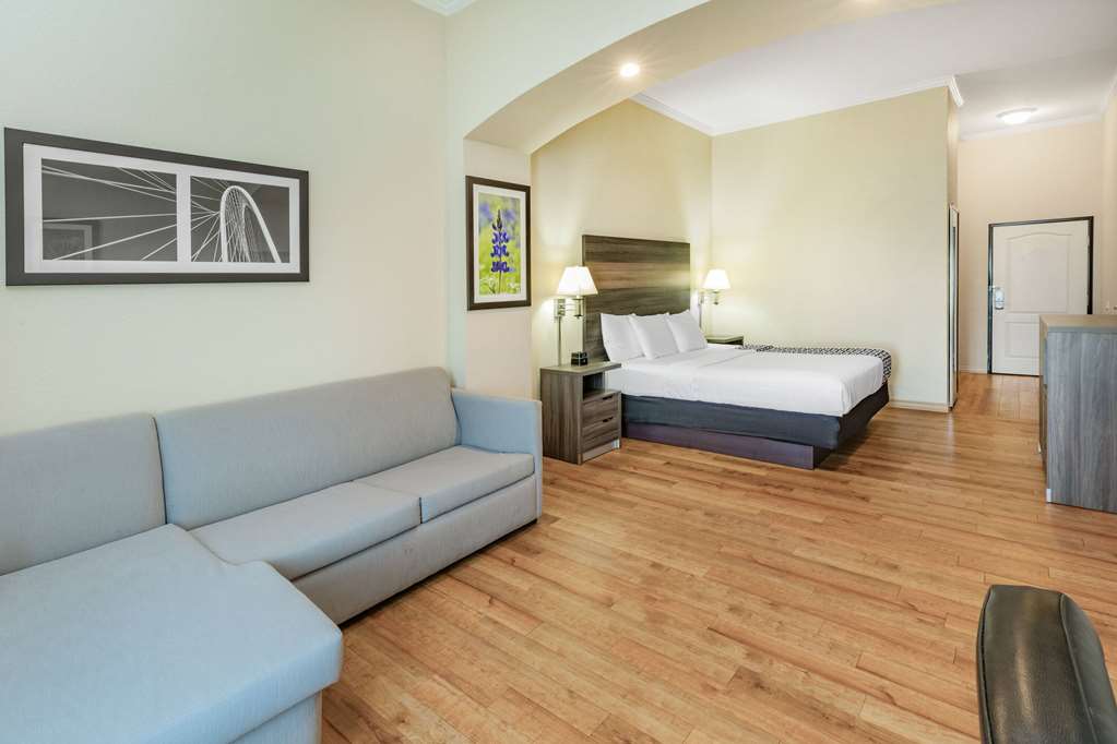 La Quinta Inn & Suites by Wyndham Garland Harbor Point - photo 33