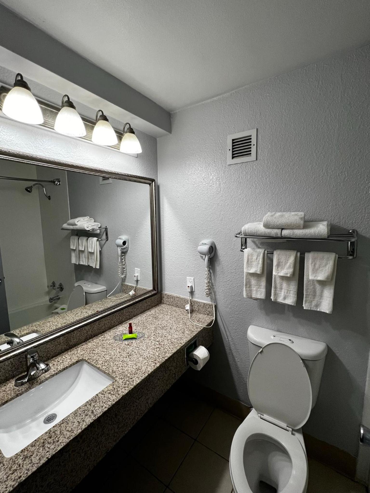 Super 8 by Wyndham Fort Worth Entertainment District - photo 42