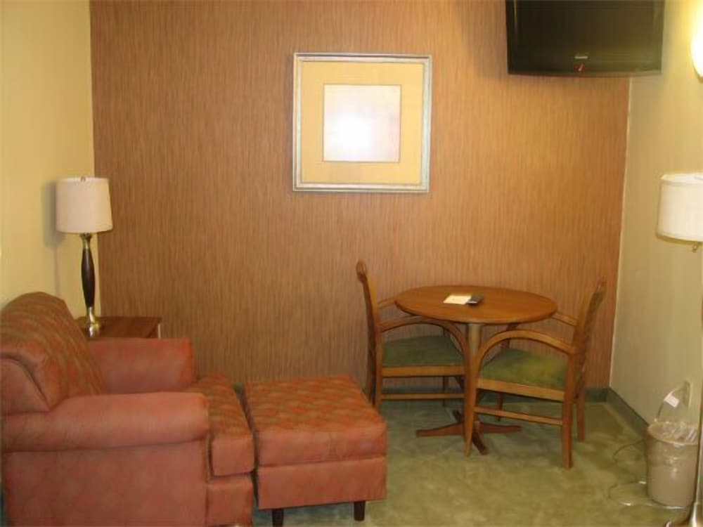 Randolph Inn and Suites - photo 13