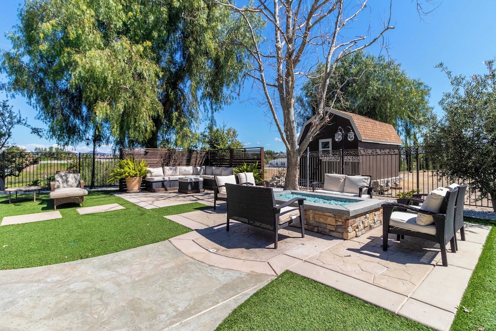 Chateau Syrah by AvantStay Picturesque Estate w Pool Hot Tub Table Tennis Pool Table New Pickleball Court Basketball hoop - photo 44