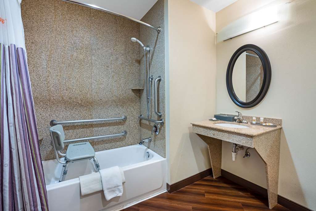 La Quinta Inn & Suites by Wyndham Auburn - photo 12