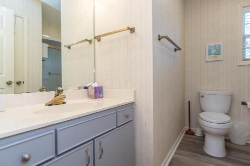 Pelican Palace by Oak Island Accommodations - photo 22