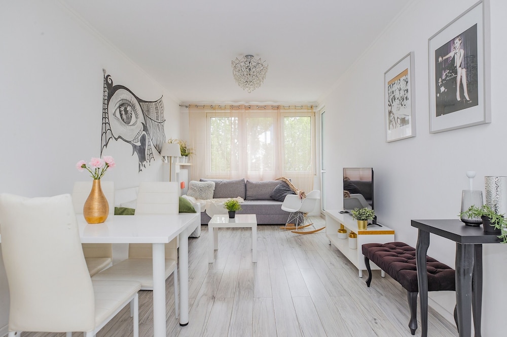 ShortStayPoland Aleje Jerozolimskie B13 — 4-Star Luxury Hotel in Warsaw, Poland