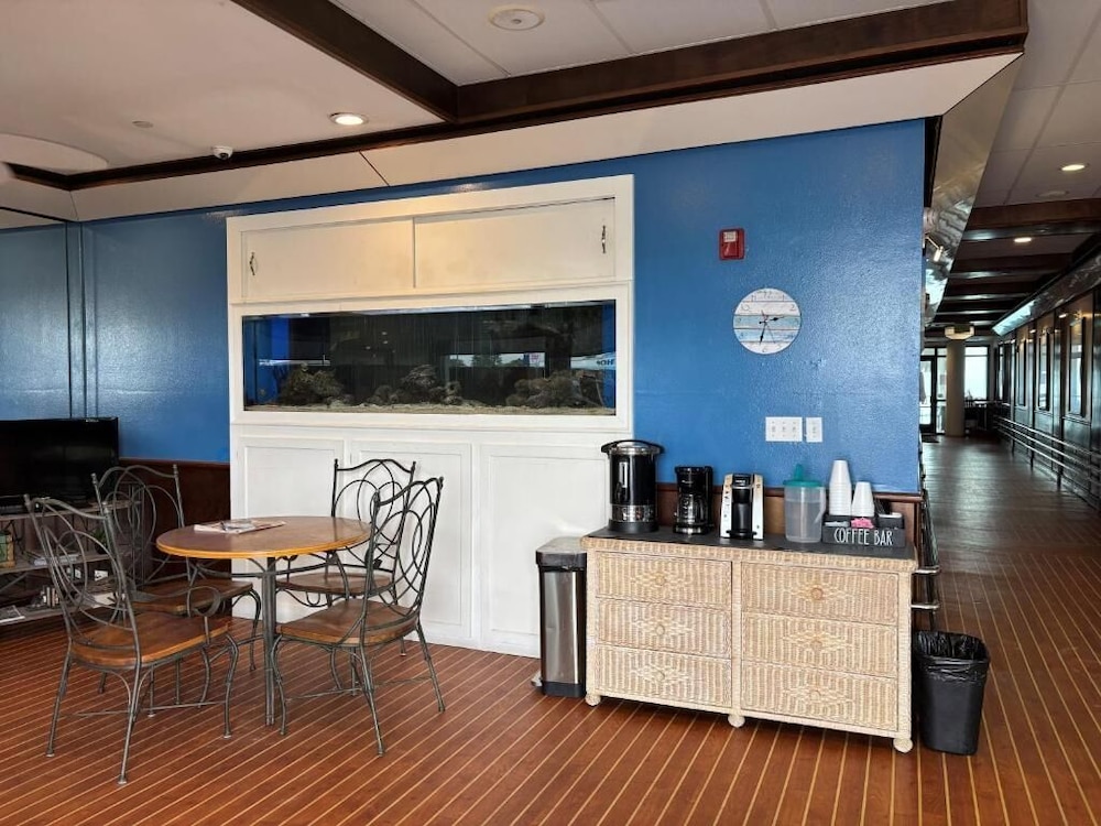 Georgian Inn Beach Club - photo 12