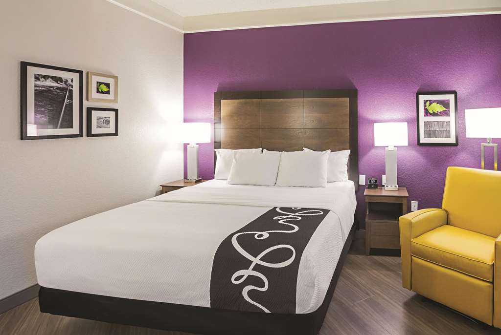 La Quinta Inn & Suites by Wyndham Fort Worth North - photo 17