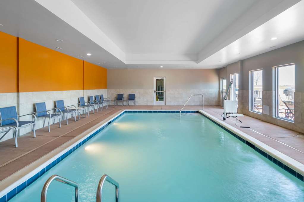 La Quinta Inn & Suites by Wyndham Louisville NE Old Henry Rd - photo 5