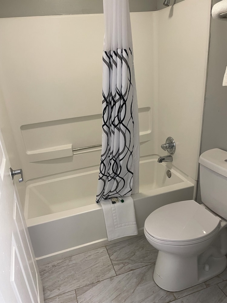 Clairmont Inn & Suites Warren - photo 32