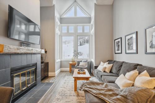 Ski In Out Chateau Ridge Chalet on Ski Run — 4-Star Luxury Hotel in Collingwood, Canada